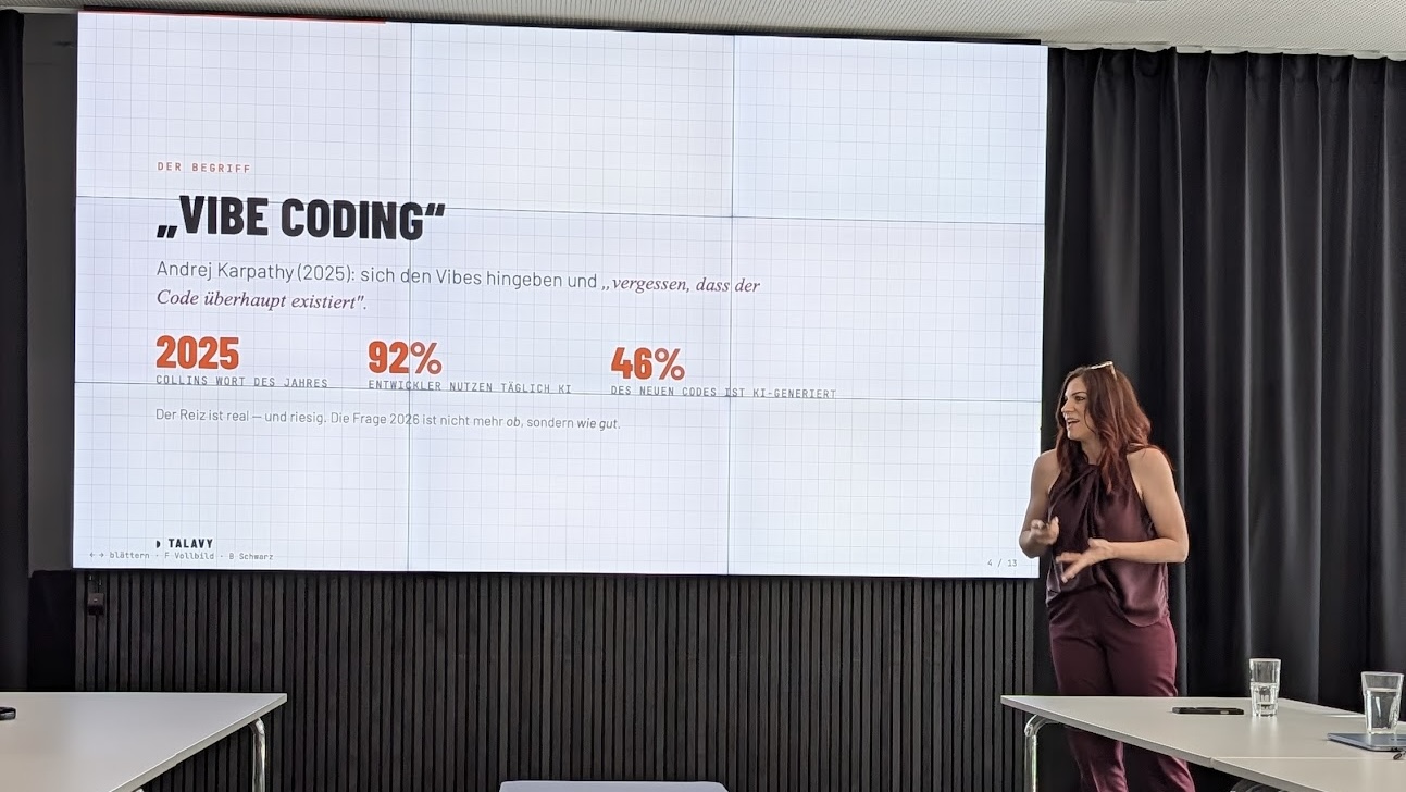 Nina Fleisch beim Vibe-Coding-Vortrag am AI Meetup Vorarlberg im GlessHub Lustenau – TALAVY