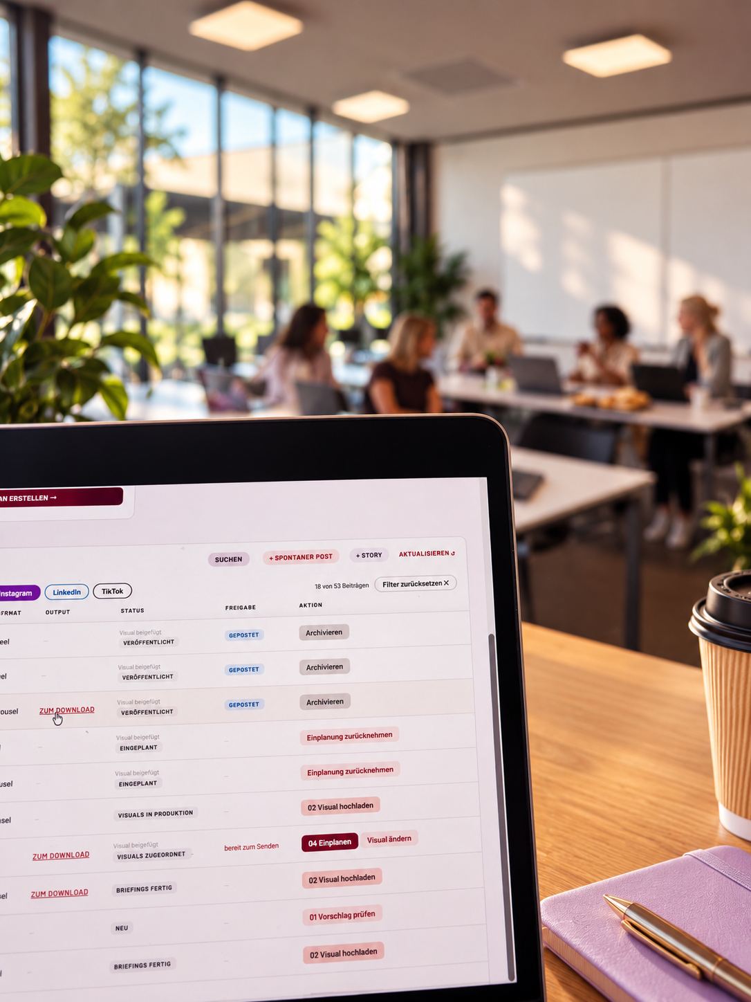 Meet the Suite: Teilnehmerinnen arbeiten im hellen Seminarraum, im Vordergrund ein Laptop mit der Social Suite