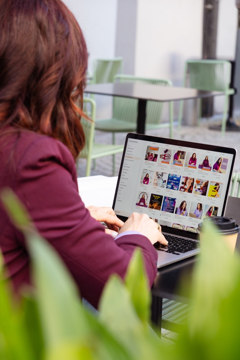 Nina Fleisch von hinten am Laptop, auf dem Bildschirm die Feed-Ansicht der Social Suite