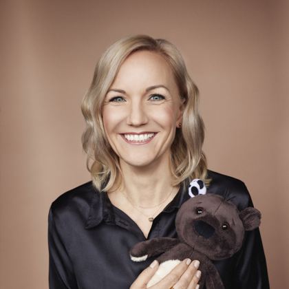 Ingrid Hofer, Kinderbuchautorin und Liedmacherin, mit ihrem Teddy Eddy